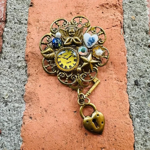 Victorian Angel Heart Key Vintage Time Clock Brooch - Picture 1 of 3